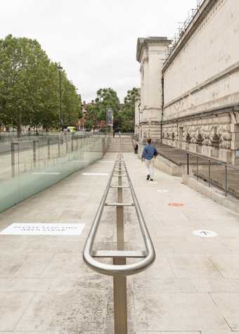 view of the ramp with markings on the floor pointing to the entrance of Tate Britain